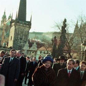 Královna Alžběta II. se v doprovodu Václava Havla prošla také po Karlově mostě.