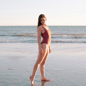 Bonnie Wright se vedle herectví věnuje také modelingu. V roce 2019 propagovala plavky vyrobené z recyklovaných plastových lahví.