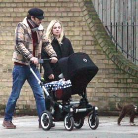 Britský herec David Tennant má s Georgií Moffet celkem pět dětí. V kočárku se ukrývá jejich nemladší dcera Birdie.