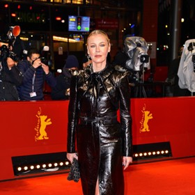 Herečka Connie Nielsen (56) všem přítomným na zahajovacím ceremoniálu letošního ročníku Berlinale ukázala, že věk je opravdu je číslo, když se na červeném koberci ukázala ve smyslných kožených šatech černé barvy, ve kterých vypadala naprosto božsky. Connie navíc rafinovaně rozepla spodní část sukně, a elegantně tak poodhalila své štíhlé nohy a černé lodičky.