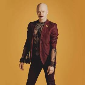 Je ale pouze otázkou času, než si lidé na jeho nápadité outfity a podpatky zvyknou...
