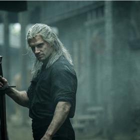 Představitel Zaklínače Henry Cavill se o práci rozhodně bát nemusí, již před premiérou druhé série podepsal smlouvu na dalších pět řad.