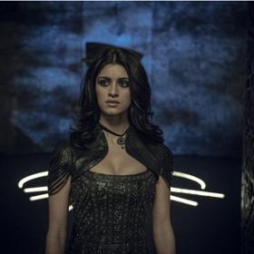 Anya Chalotra alias Yennefer měla zpočátku problém s nahými scénami v seriálu Zaklínač. Pak ale na ně kývla, neboť by to prý její dvojnice nezahrála tak, jako ona.