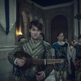 Vždy připraven. Herec Joey Batey dorazil na konkurz s loutnou a ihned začal zpívat. Roli Marigolda v seriálu Zaklínač si tak opravdu zasloužil. 