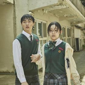 Celá budova školy byla postavena jen pro účely natáčení seriálu All of Us Are Dead.