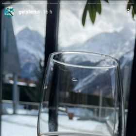 Herečka Aňa Geislerová tráví konec února na horách, proto si k večeru dopřála hned dvě dvojky bílého vína. Na zdraví!