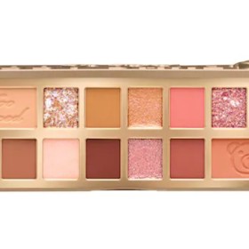 Jestliže toužíte po vizáži Ariany Grande, rozhodně by vám v kosmetické výbavě neměla chybět paletka očních stínů v broskvových tónech, které jsou pro zpěvačku typické. TOO FACED, 769 Kč