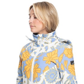 Dámská kombinéza s originálním květinovým vzorem, ve které se na svazích prohání i česká modelka Natálie Kotková. Roxy, 9490 Kč