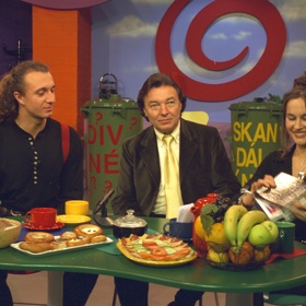 Pavel Svoboda a Lucie Výborná coby moderátorská dvojice Snídaně s Novou. Ve studiu přivítali Karla Gotta.