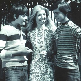 Legendární seriál Kamarádi z roku 1969 mapuje přátelství čtyř kamarádů z Malé Strany. Lenka Kaplanová si zde zahrála po boku Marka Ebena (vlevo).