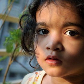 Důležité je nejdřív zpracovat obtížné emoce v sobě. A připustit, že v současné situaci je normální cítit strach, úzkost, bezmoc...