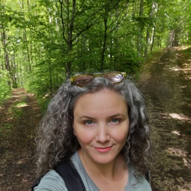 Šediny Pavla Doupalová zaznamenala už ve dvaceti letech, tenkrát je ještě zakrývala černou barvou.