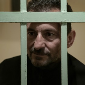 Když se Alan Krainer (Ondřej Vetchý) octne za mřížemi... 