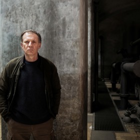 Michal (Martin Finger) je bývalý policajt a správný chlap, který chce svému kamarádovi Alanovi nejen pomoct očistit jméno, ale také zachránit život.