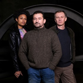 Alan Kreiner (Ondřej Vetchý) doprovází svého kolegu Bohdana na tajnou schůzku s informátorkou. Nedopadne to dobře a Alan má na krku podezření z vraždy. Z nesnází mu pomáhá bývalý policista Michal (Martin Finger) a záhadná Eva (Nikita Machytková).