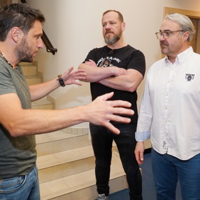 Na představení zrekonstruovaných prostor Divadla Metro nechyběl herec Martin Písařík, který kolegům Filipovi Blažkovi a Martinovi Zounarovi něco velkého vysvětloval.