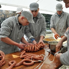 Zatímco pro vykrmené selátko je zabíjačka konečná, lidé mají na Tučný čtvrtek spořádat co nejvíc masa a ideálně také tuku, aby měli dost energie na zbytek roku.