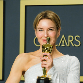 Píše se rok 2020 – sošku Oscara za hlavní roli ve snímku Judy svírají svalnaté paže, Renée Zellweger ale celkově působí jako kost a kůže.
