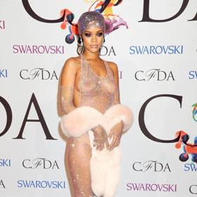 Na protest proti puritánskému chování Instagramu, který zakázal její nahé fotky, dorazila Rihanna na předávání cen CFDA ve velmi průhledných šatech.