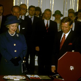 Václav Havel předal britské královně Alžbětě II. Řád bílého lva první třídy.