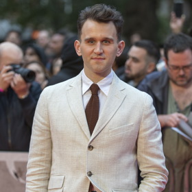 Harry Melling už v průběhu natáčení série filmů o Harrym Potterovi vyrostl a zhubl. Takto vypadal v roce 2018 na premiéře snímku Balada o Busteru Scruggsovi.