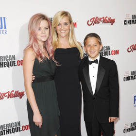 Kromě Avy má Reese ještě dva syny. Na fotografii z roku 2015 je do společnosti doprovází syn Deacon.