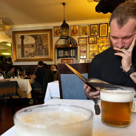 V Rondě už jsme spolu také byli, je to nádherné historické město. Chtěli jsme se tam podívat na koridu, ale ta byla mimo sezónu zavřená. Tak jsem si alespoň vyfotila sochy cínových toreadorů. Naproti byla úžasná restaurace, kde jsme se dobře najedli a napili.