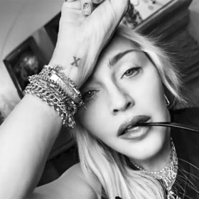 Písmeno X odkazuje k Madonninu pracovnímu projektu Madame X.