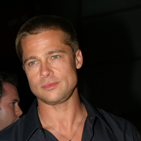 Brad Pitt v roce 2004. Se Shiloh má na první pohled shodný tvar brady. A když se oběma rozehraje na tváři úsměv, je jasné, po kom ho Shiloh zdědila. A to obočí... to asi také nakonec nebude mít po Angelině. 
