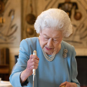 I když se britská královna stravuje zdravě, nepohrdne sladkostmi. Takovýmto dortem byste ji sice nenadchly, ale svůj ověřený sušenkový si dává každý den ke svačině.
