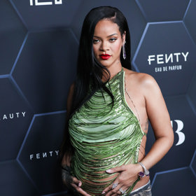 V únoru se Rihanna objevila na akci Fenty Beauty a své těhotenské bříško tentokrát oblékla do třpytivého outfitu od The Attico. Provokativní komplet topu a kalhot se skládal ze zelených a fialových flitrových pramenů.