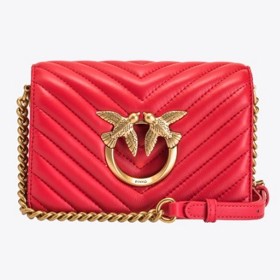 Smyslná mini červená kabelka zdobená řetízkem. Pinko, 8550 Kč