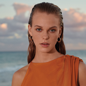 Velmi trendy bude letos i takzvaný mokrý efekt. 