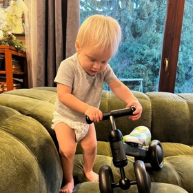 Pepíček nový gauč neváhá sjíždět na odrážedle. „Pepův tatínek skákal závodně léta na kole (bez plínek). Si pamatuju, jak o něj jeho máma měla vždycky strach. Tak už je to tady," glosuje to Vendula Pizingerová.