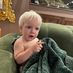 Pepíček si také oblíbil nový zelený gauč, o kterém Vendula Pizingerová píše ve svém článku.