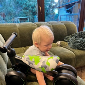 Rok a půl starý Pepíček roste jako z vody. Je jasné, že tatínek pro něj bude velkým vzorem. Snad bude na tom kole opatrný. „Člověk musí bejt jako ostříž," komentuje Vendula Pizingerová.