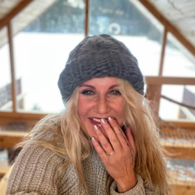 Naše Máma na přechodu Vendula Pizingerová zažívá po návratu z dobrodružné dovolené ještě větší dobrodružství - neorganizovaný chaos v domácnosti.