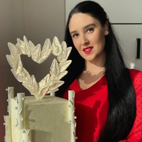 Besky se pochlubila svým vůbec prvním dortem. Je hranatý a díky bílé barvě na svatbu jako dělaný.