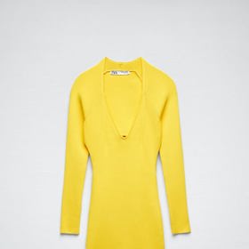 Žluté úpletové šaty s výstřihem do V a dlouhými rukávy. Zara, 699 Kč