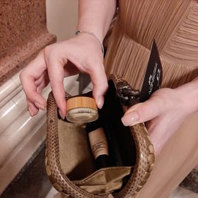 Alena Doláková ukázala redakci Lifee.cz obsah svého psaníčka. Pravda je, že jeho velikost dovoluje vzít si s sebou skutečně jen ty nejnutnější kosmetické produkty.