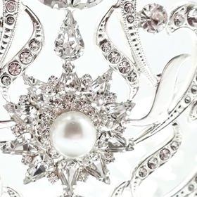 Zde perlička v detailu.