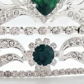 Ozdoba se nese ve znamení decentní a zároveň elegantní kombinace stříbřité a křišťálově bílé barvy, kterou doplňuje smaragdově zelená. Něžnost jí dodává třináct perliček, noblesu stovky křišťálů. 