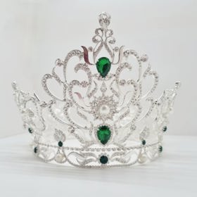 Korunka vznikla v rodinné jablonecké firmě ŠENÝR Bijoux, která bižuterii do soutěží krásy dodává už dlouhé roky.