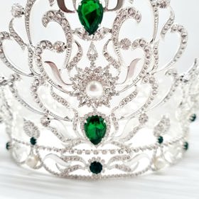 „Letošní korunka je pro mě symbolem výjimečné české kněžny Libuše, která je dívkám inspirací. Byla sličná, nechyběly jí bojovnost, odhodlání ani láska a něha," říká její tvůrkyně Olga Kopalová Rynešová.