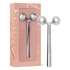 Roller ve formě masážního válečku, který pozvedává povislé kontury obličeje, zvýrazňuje lícní kosti a pozvedá obočí. Biooo, 1332 Kč