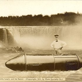Kaskadér Bobby Leach sice sjížděl Niagárské vodopády ve speciálních sudech, osudným se mu ale stalo uklouznutí na kousku ovoce.