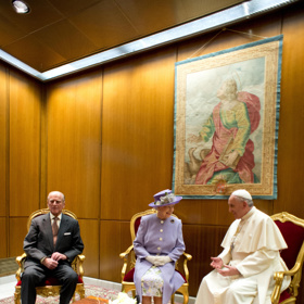 Britská královna se jinak stravuje během oficiálních akcí (na snímku s papežem Františkem) a jinak v soukromí. Do toho si prý absolutně nepouští škroby a dává přednost zdravé ověřené kuchyni. To její zesnulý choť, princ Philip (vlevo), byl jiný gurmán!
