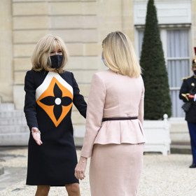 Oleně Zelenské prý manžel zapomněl říct, že kandiduje na prezidenta. Byť s politikou nechtěla mít nic společného, nakonec se rozhodla ho podpořit a absolvovala s ním různé státnické návštěvy. Na fotografii s první dámou Francie Brigitte Macron.