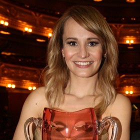 Monika Absolonová má neuvěřitelnou smůlu. Syn Tadeáš jí rozbil Cenu Thálie, kterou dostala v roce 2011 za roli v muzikálu Funny Girl. Podobné neštěstí nepostihlo zpěvačku poprvé. Když se stala ve Slavíkovi Skokanem roku, sošku žáby omylem roztříštila hned po předávání, rok nato jí stejnou cenu rozbila šatnářka. Cenu v kategorii Objev roku, která měla tvar ruky, zase obdržela bez prstu.