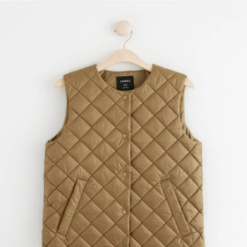 Tmavě béžová prošívaná dámská vesta. Lindex, 999 Kč